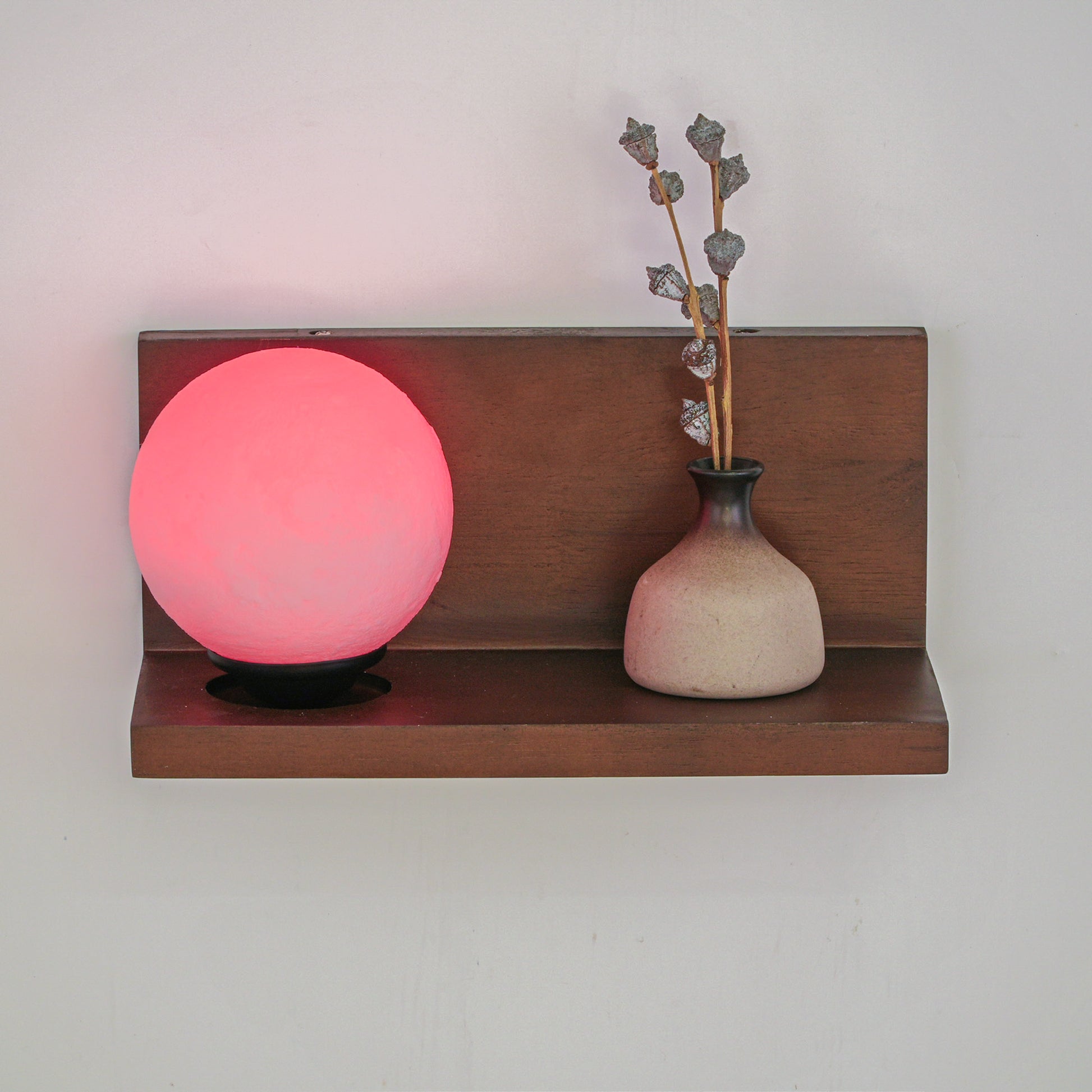 Kiven battery-powered wall lamp with shelf, cordless wall lamp, remote control, tricolor mode, farmhouse wall lamp with rechargeable dimming lamp, suitable for bedroom, living room and office