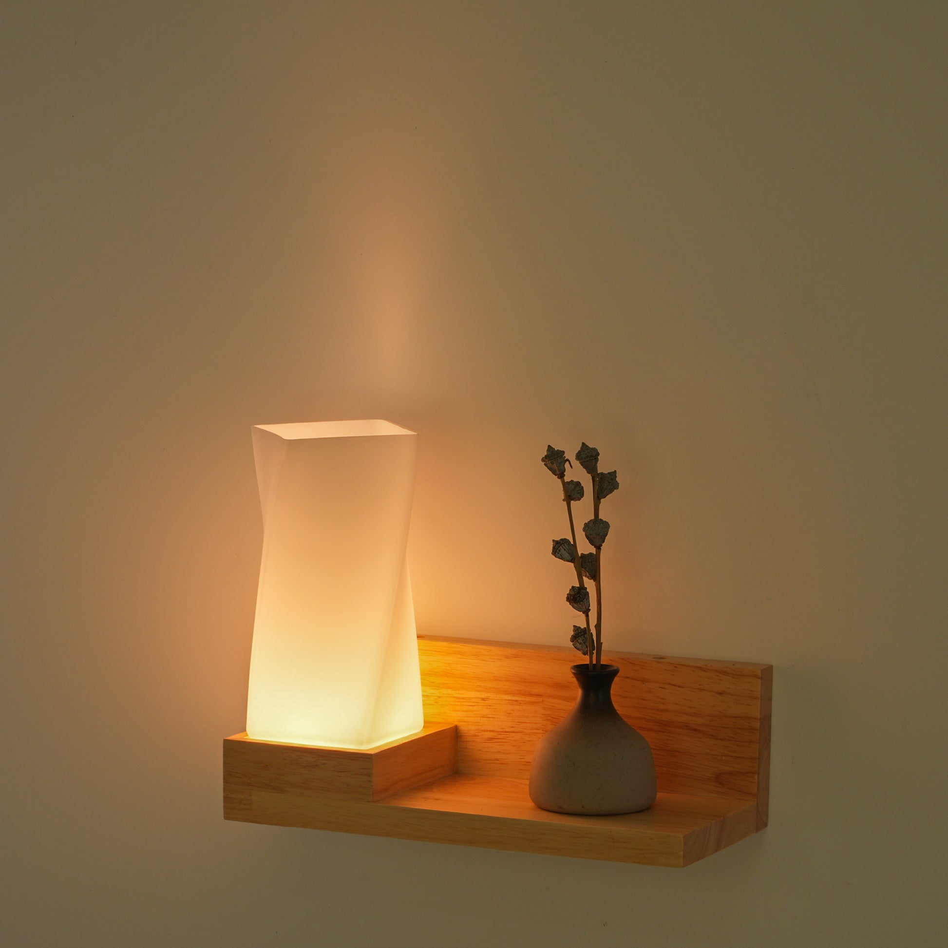 Kiven battery-powered wall lamp with shelf, cordless wall lamp, remote control, tricolor mode, farmhouse wall lamp with rechargeable dimming lamp, suitable for bedroom, living room and office