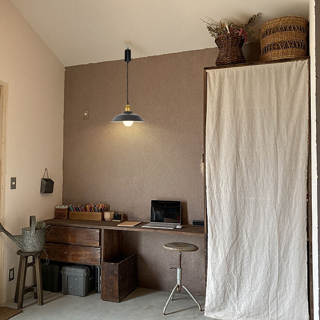 Matt gold adjustable cord pendant light in home office. Battery-operated, retro design, LED light.