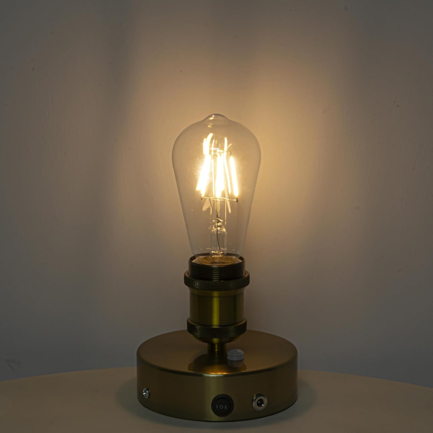 Kiven Operated Motion Sensor Table Lamp, Auto ON/Off Battery Operated Nightstand Lamp, Rechargeable 2700K/Warm White LED Bedside Lamp for Restaurant Bedroom Bars Kitchen Shelf Home Decor Gold