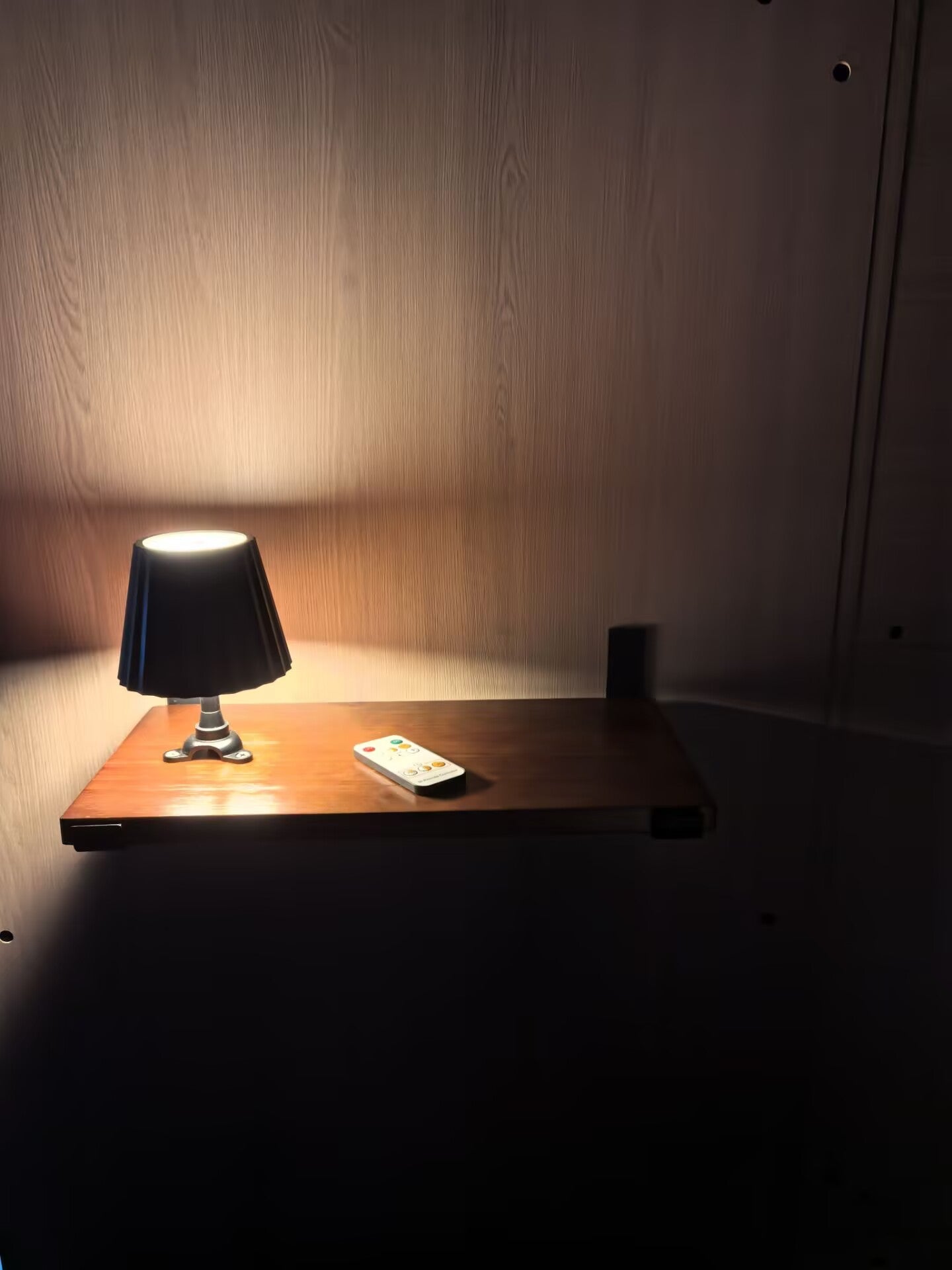 Kiven battery-powered wall lamp with shelf, cordless wall lamp, remote control, tricolor mode, farmhouse wall lamp with rechargeable dimming lamp, suitable for bedroom, living room and office