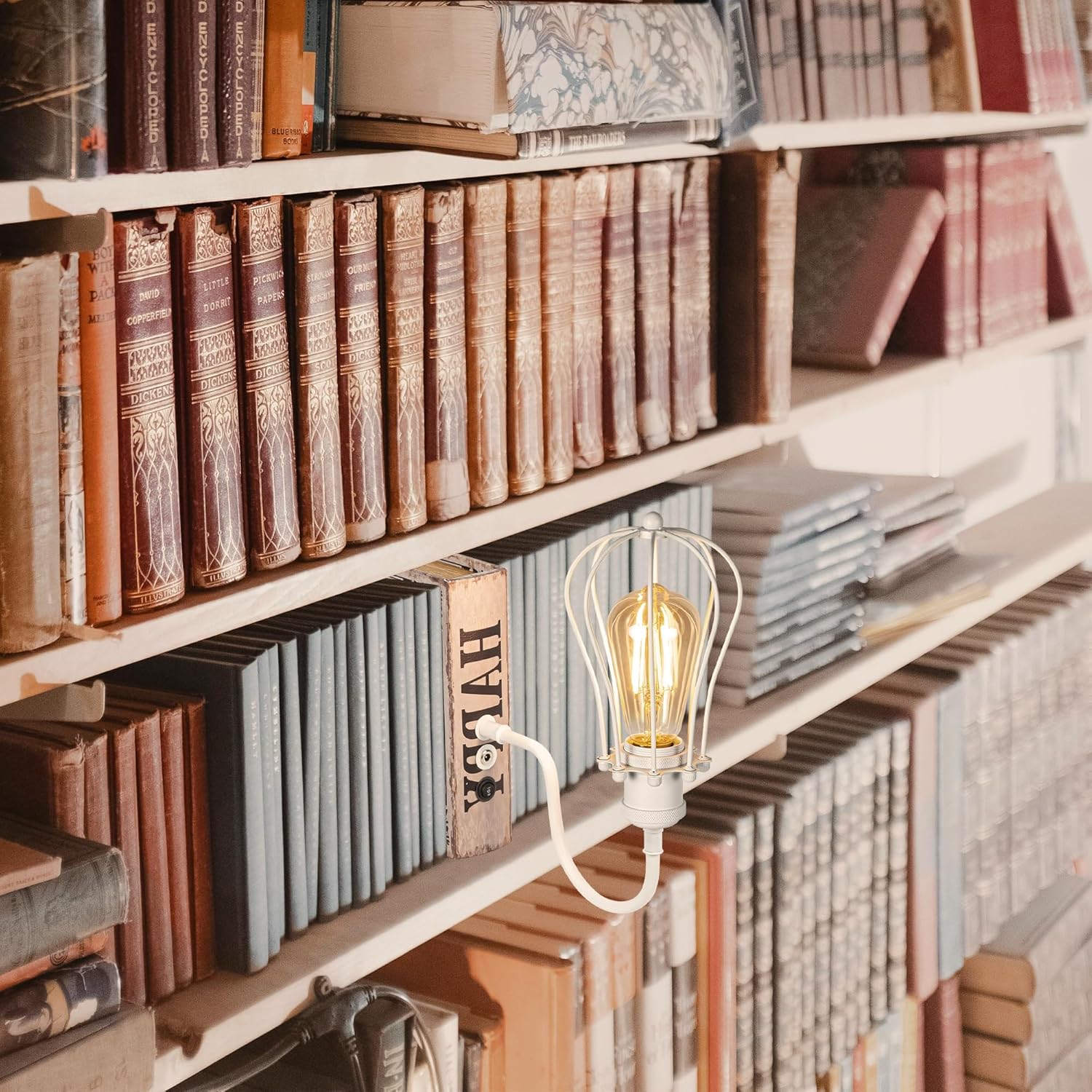Kiven Cordless Bookshelf Lamp, 1-Light Rechargeable Bookcase Lighting with Iron Lampshade, Farmhouse Decorative Bookend, Cordless Table Lamp for Bedside Bookshelf Cabinet Home Decor White DZ0006