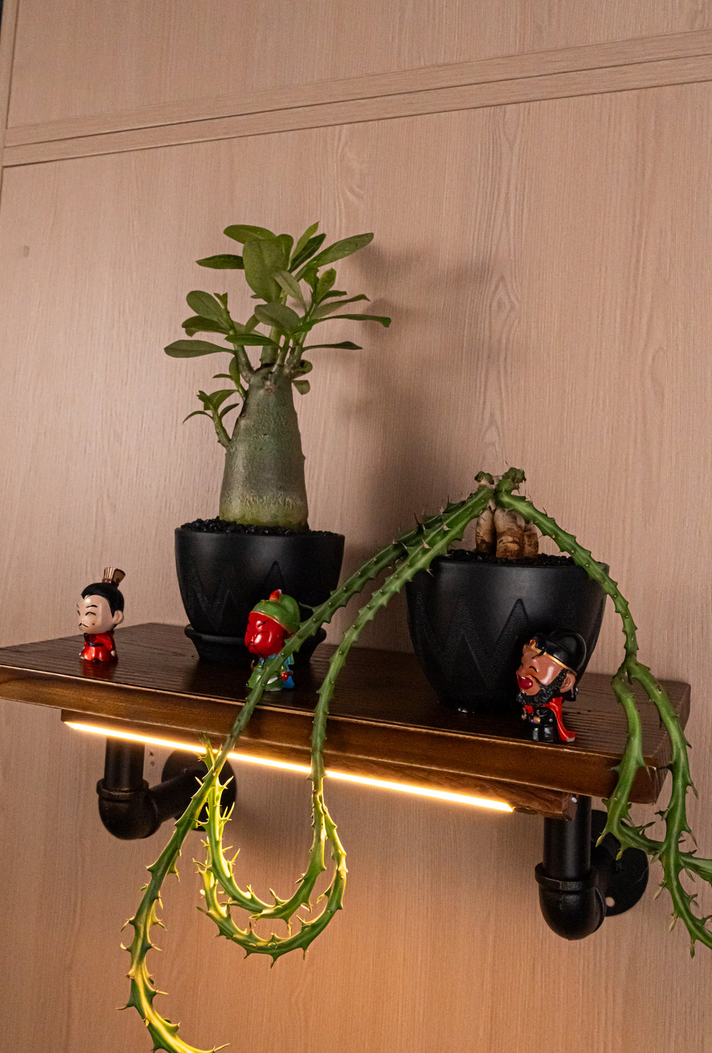 Touchless switch, rechargeable dimmable lamp, industrial-style pipe wall shelf decorative single-line solid wood shelf / wall-mounted shelving rack.