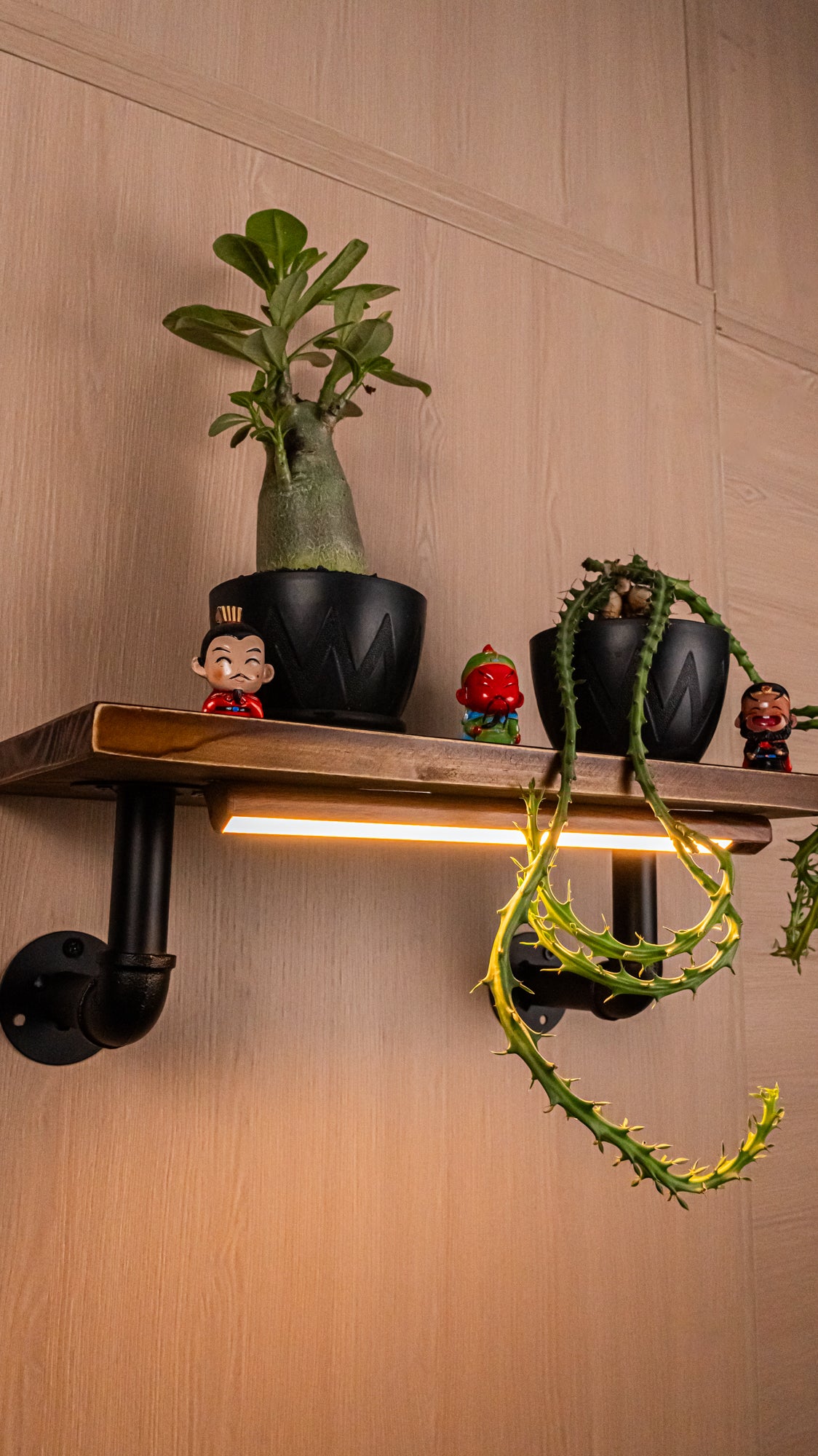 Touchless switch, rechargeable dimmable lamp, industrial-style pipe wall shelf decorative single-line solid wood shelf / wall-mounted shelving rack.