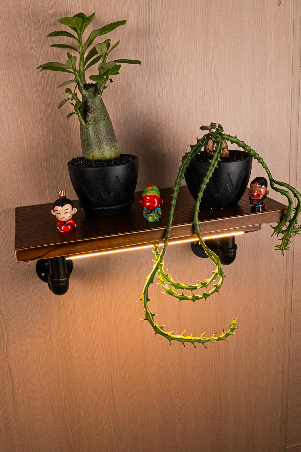 Touchless switch, rechargeable dimmable lamp, industrial-style pipe wall shelf decorative single-line solid wood shelf / wall-mounted shelving rack.