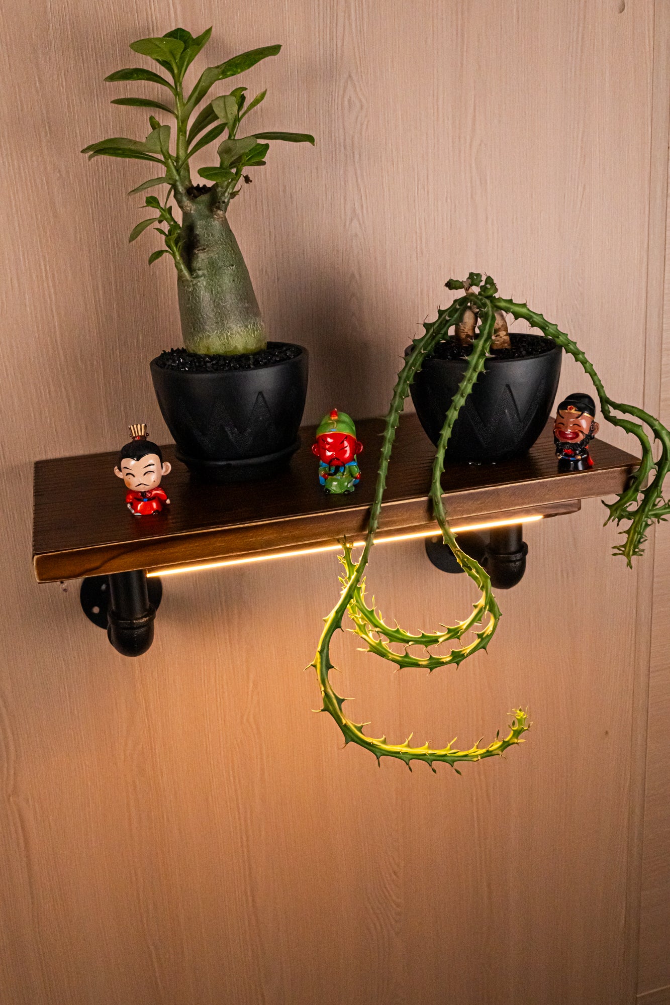 Touchless switch, rechargeable dimmable lamp, industrial-style pipe wall shelf decorative single-line solid wood shelf / wall-mounted shelving rack.