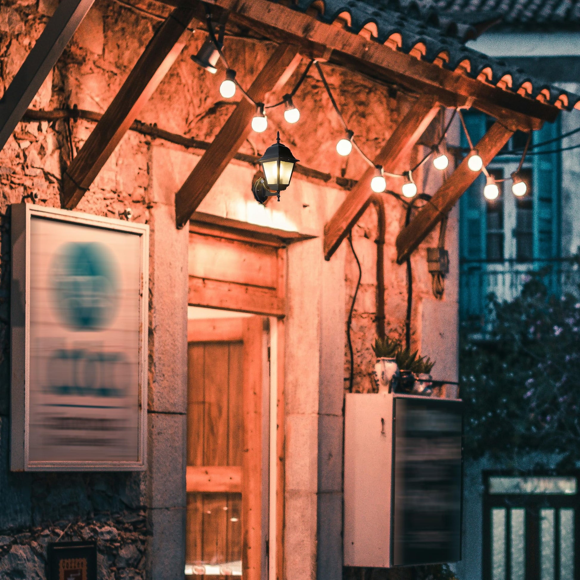 Kiven Dusk to Dawn Plug-in Wall Lantern | Industrial Outdoor IP65 Porch Light