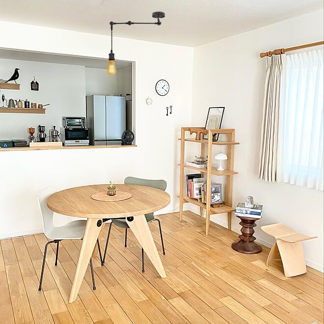 Minimalist Dining Room Scene with Flexible Multi-Joint Swing Arm Pendant Light for Accent Lighting