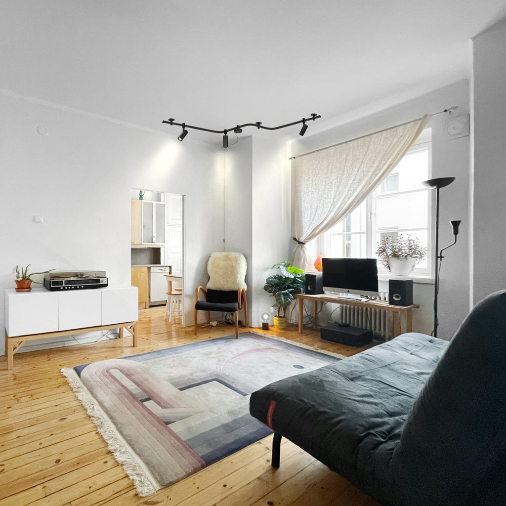 Kiven LED track light in modern living room, showcasing modular design and customizable lighting.