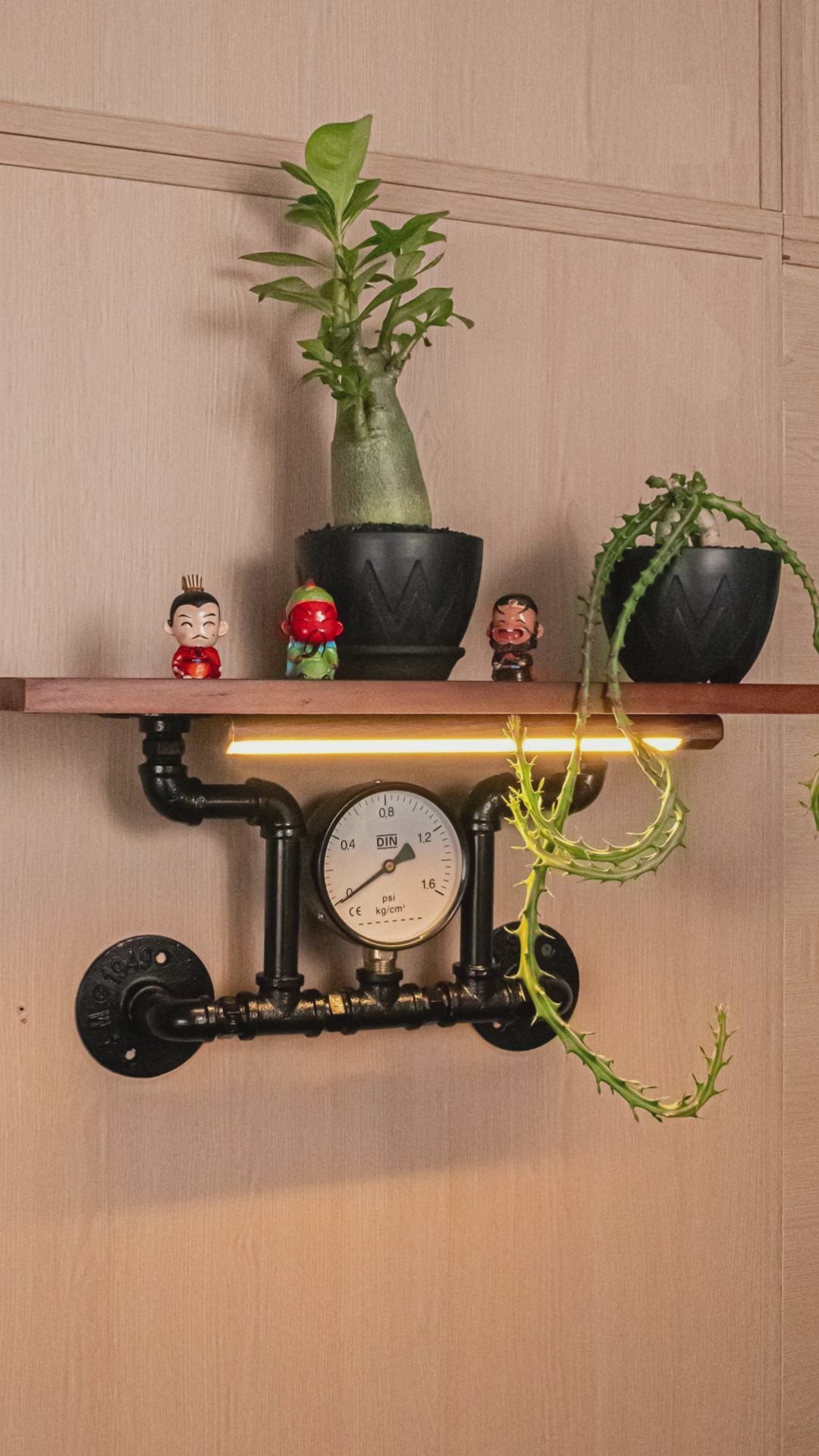 Touchless switch, rechargeable dimmable lamp, industrial-style pipe wall shelf decorative single-line solid wood shelf / wall-mounted shelving rack.